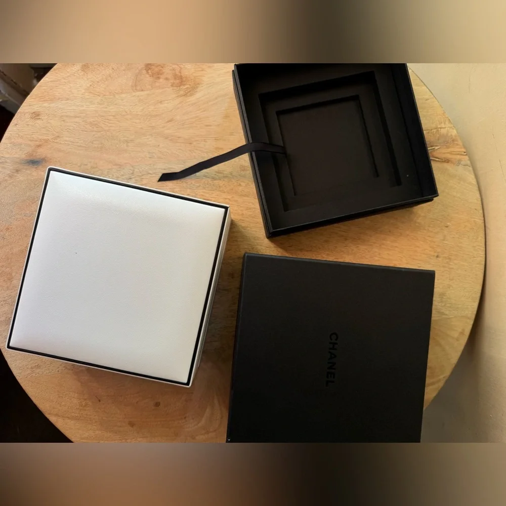 CHANEL Elegant Black Gift Box - Picture 4 of 4